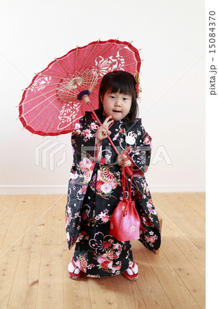 七五三の着物・三歳の女の子 15084370