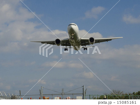 着陸する飛行機 15085161