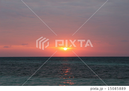 沖縄の離島、久米島のイーフビーチの朝日 15085889