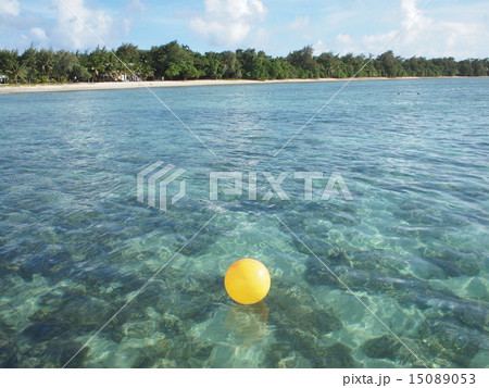 海にボールが浮いてるの写真素材