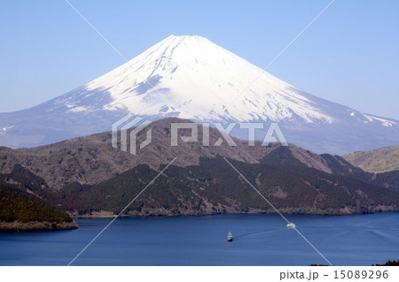 箱根外輪山の三国山と芦ノ湖の背景にそびえる霊峰富士 15089296