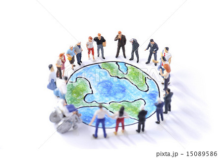 青い地球を囲んで見つめる大勢の人々 15089586