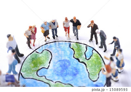 青い地球を囲んで見つめる大勢の人々 15089593