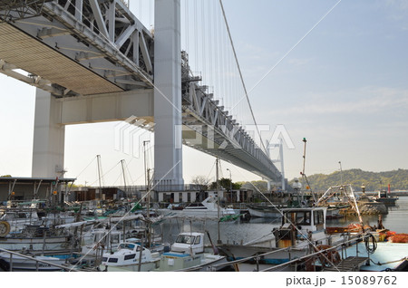瀬戸大橋と下津井の漁港 15089762