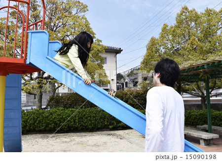 子供を見守るお父さん 15090198