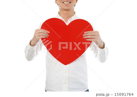 大きな赤いハートマークを持っている白いシャツの男性 大きな赤いハートマークを持っている白いシャツの男性 15091764