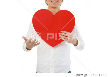 大きな赤いハートマークを持っている白いシャツの男性 大きな赤いハートマークを持っている白いシャツの男性 15091766