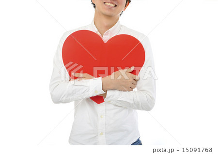 大きな赤いハートマークを持っている白いシャツの男性 大きな赤いハートマークを持っている白いシャツの男性 15091768