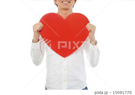 大きな赤いハートマークを持っている白いシャツの男性 15091770