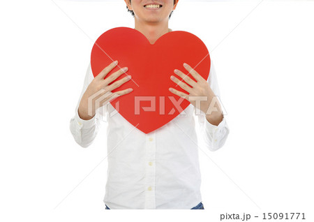 大きな赤いハートマークを持っている白いシャツの男性 15091771