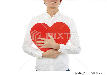 大きな赤いハートマークを持っている白いシャツの男性 大きな赤いハートマークを持っている白いシャツの男性 15091772