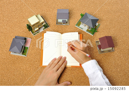 コルクの上にたくさん並んでいる住宅模型 コルクの上にたくさん並んでいる住宅模型 15092285