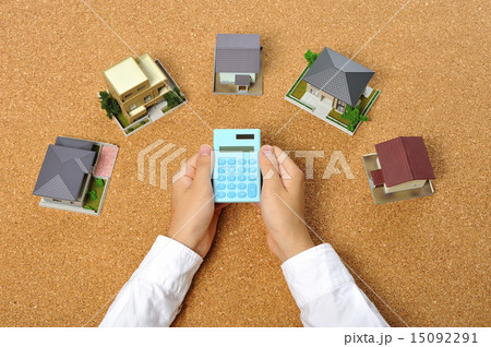 コルクの上にたくさん並んでいる住宅模型 コルクの上にたくさん並んでいる住宅模型 15092291