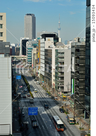 都市風景　ビルの谷間の新大橋通り 15093434