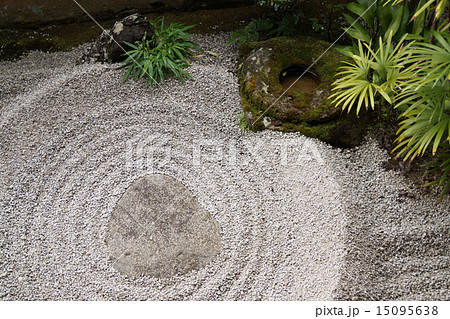 京都 大徳寺 枯山水庭園の波紋の写真素材