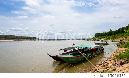 ship at Sam-Pan-Bok Grand Canyon in Mekong rive 15096572