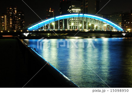 夜景 大都会 東京のライトアップされた橋と背景のビル群の写真素材