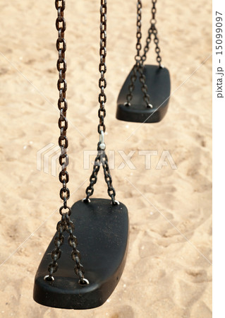 Empty swings made of black plastic and chains 15099097