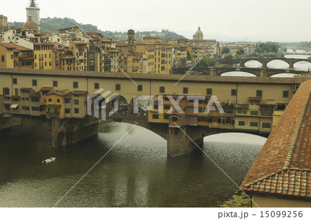 イタリア　フィレツェ　ヴェッキオ橋 15099256