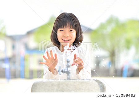 水を飲む女の子 15099482