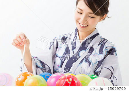 浴衣でヨーヨーつりをする女性  15099799