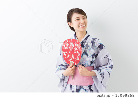 浴衣を着た女性　うちわ 15099868