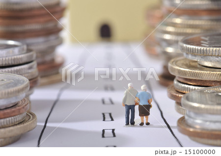 お金に囲まれた道を歩く高齢の夫婦の後ろ姿 15100000