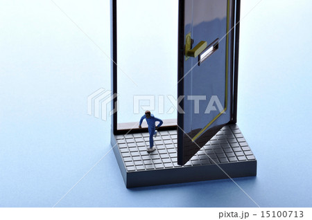 ドアから脱出する男性 15100713