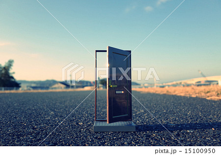路上に置かれた開かれたドア 15100950