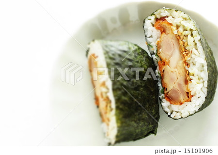 からあげとアボカドソースのおにぎらずの写真素材