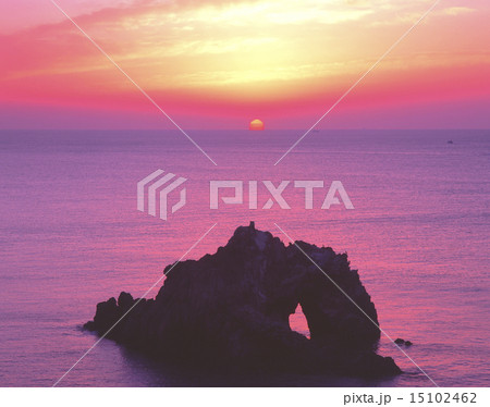 伊良湖岬、「日出の石門(ひいのせきもん)」と初日の出/水平線から昇る幻想的なだるま朝日の絶景 伊良湖岬、「日出の石門(ひいのせきもん)」と初日の出/水平線から昇る幻想的なだるま朝日の絶景 15102462