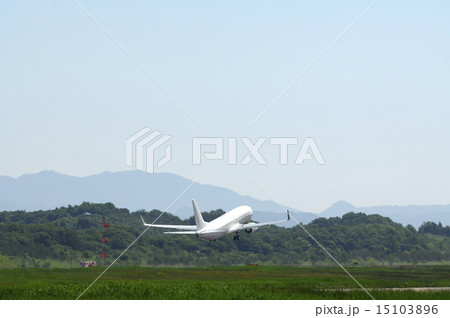 秋田空港を離陸 15103896