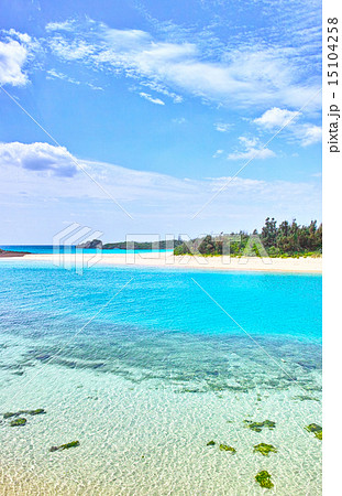伊良部島と下地島の間の入り江の風景 15104258