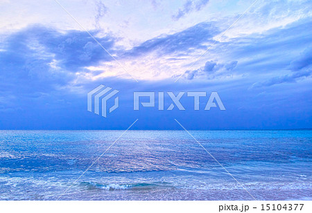 宮古島の長間浜の夕景 15104377