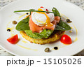 Poached egg with salmon, tomato, and baby spinach 15105026