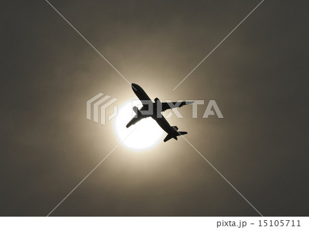 飛行機と太陽 15105711