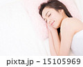 寝る女性 15105969