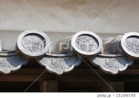 世界遺産「姫路城」：瓦紋（桐と揚羽蝶紋）の写真素材 [15106530] - PIXTA