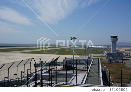 関西三空港のひとつ、神戸空港の風景：管制塔と滑走路 15106802