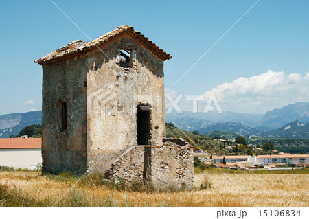 Old house in a wheat field Old house in a wheat field 15106834