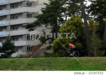 自転車に乗る男性 15107332