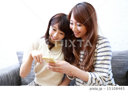 若い女性２人 15108465