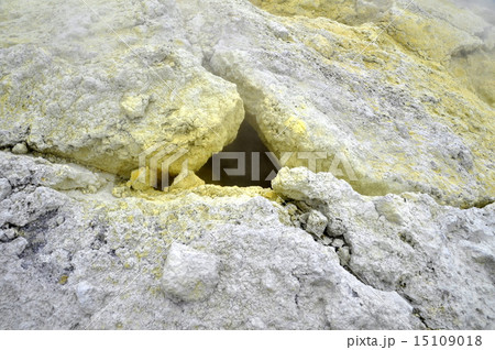 sulphur spring in vulcano 15109018