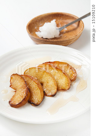 ココナツオイルの焼きリンゴ ココナツオイルの焼きリンゴ 15109210