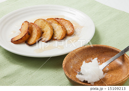 ココナツオイルの焼きリンゴ ココナツオイルの焼きリンゴ 15109213