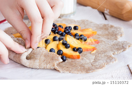 process of preparing biscuits with peach blueberry 15110372
