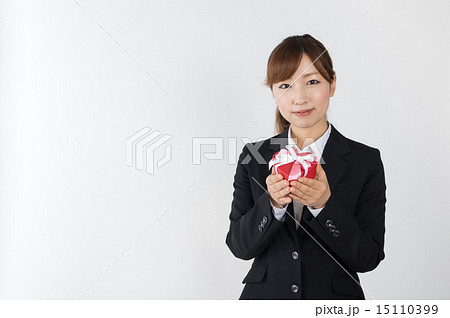 ハートのギフトボックスを持つ女性　横 15110399