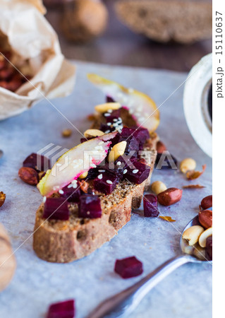 sandwich with roasted beets, nuts, pear and sesame 15110637