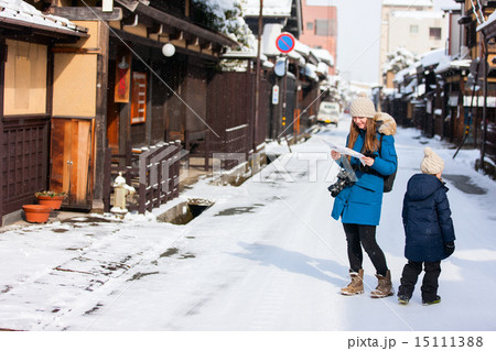 Family in Takayama town 15111388