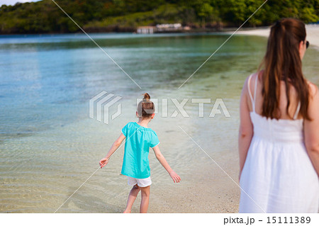 Mother and daughter at beach 15111389
